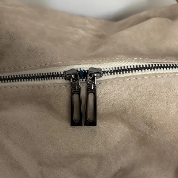 Chic Beige suede Hobo Bag NWOT - Picture 4 of 7